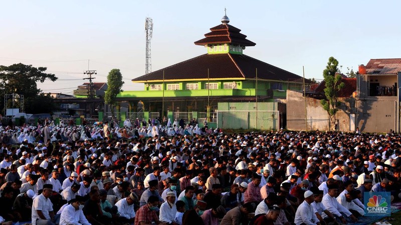 Sejumlah jamaah melaksanakan shalat Idul Adha di Lapangan PSP Sawangan, Depok, Jawa Barat, Sabtu, 9/7. (CNBC Indonesia/Muhammad Sabki)