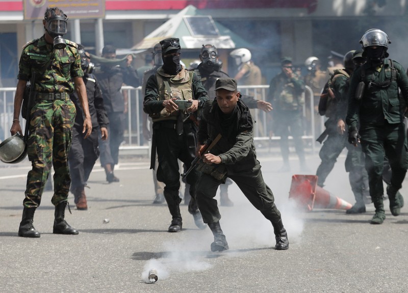 SRI LANKA-CRISIS/ Demonstrators run from tear gas used by police during a protest demanding the resignation of President Gotabaya Rajapaksa, amid the country's economic crisis, near the president's residence in Colombo, Sri Lanka, July 9, 2022. REUTERS/Dinuka Liyanawatte