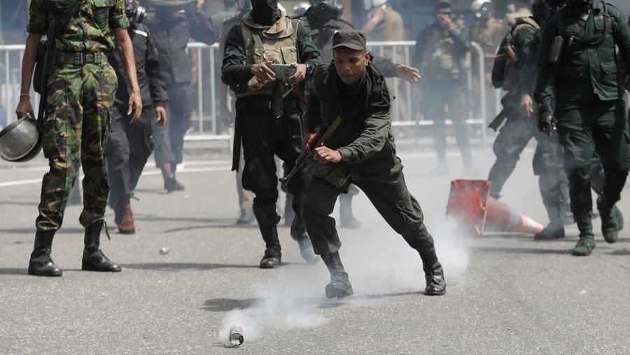 Demonstrators run from tear gas used by police during a protest demanding the resignation of President Gotabaya Rajapaksa, amid the country's economic crisis, near the president's residence in Colombo, Sri Lanka, July 9, 2022. REUTERS/Dinuka Liyanawatte