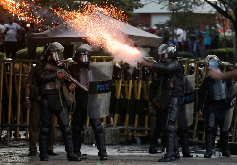 SRI LANKA-CRISIS/ Demonstrators run from tear gas used by police during a protest demanding the resignation of President Gotabaya Rajapaksa, amid the country's economic crisis, near the president's residence in Colombo, Sri Lanka, July 9, 2022. REUTERS/Dinuka Liyanawatte