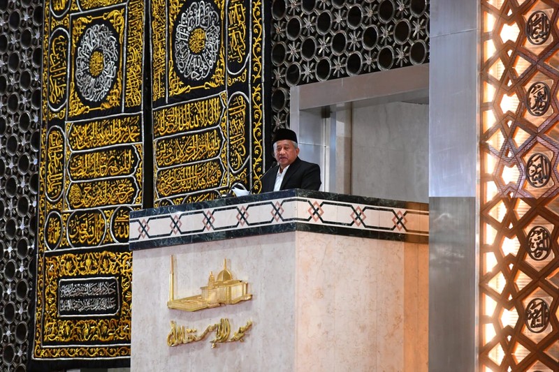 Presiden Joko Widodo beserta Ibu Iriana Joko Widodo menunaikan salat Iduladha 1443 Hijriah di Masjid Istiqlal, Jakarta, pada Minggu, 10 Juli 2022. Presiden Jokowi memaknai hari raya Iduladha sebagai sebuah ketauhidan dan aktivitas untuk menebarkan kebaikan serta kebahagian kepada sesama umat.  (Biro Pers Sekretarat Presiden RI)