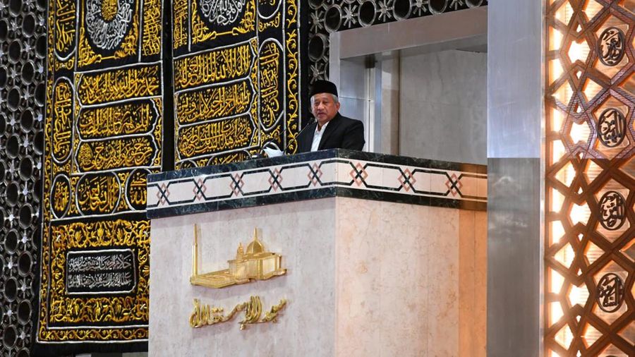 Presiden Joko Widodo beserta Ibu Iriana Joko Widodo menunaikan salat Iduladha 1443 Hijriah di Masjid Istiqlal, Jakarta, pada Minggu, 10 Juli 2022. Presiden Jokowi memaknai hari raya Iduladha sebagai sebuah ketauhidan dan aktivitas untuk menebarkan kebaikan serta kebahagian kepada sesama umat.  (Biro Pers Sekretarat Presiden RI)