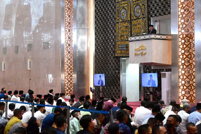 Presiden Joko Widodo beserta Ibu Iriana Joko Widodo menunaikan salat Iduladha 1443 Hijriah di Masjid Istiqlal, Jakarta, pada Minggu, 10 Juli 2022. Presiden Jokowi memaknai hari raya Iduladha sebagai sebuah ketauhidan dan aktivitas untuk menebarkan kebaikan serta kebahagian kepada sesama umat.  (Biro Pers Sekretarat Presiden RI)