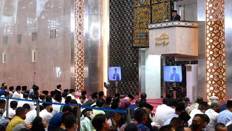 Presiden Joko Widodo beserta Ibu Iriana Joko Widodo menunaikan salat Iduladha 1443 Hijriah di Masjid Istiqlal, Jakarta, pada Minggu, 10 Juli 2022. Presiden Jokowi memaknai hari raya Iduladha sebagai sebuah ketauhidan dan aktivitas untuk menebarkan kebaikan serta kebahagian kepada sesama umat.  (Biro Pers Sekretarat Presiden RI)
