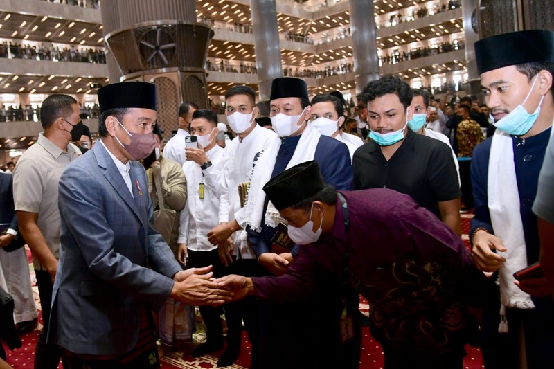 Presiden Joko Widodo beserta Ibu Iriana Joko Widodo menunaikan salat Iduladha 1443 Hijriah di Masjid Istiqlal, Jakarta, pada Minggu, 10 Juli 2022. Presiden Jokowi memaknai hari raya Iduladha sebagai sebuah ketauhidan dan aktivitas untuk menebarkan kebaikan serta kebahagian kepada sesama umat. (Biro Pers Sekretarat Presiden RI) Presiden Joko Widodo beserta Ibu Iriana Joko Widodo menunaikan salat Iduladha 1443 Hijriah di Masjid Istiqlal, Jakarta, pada Minggu, 10 Juli 2022. Presiden Jokowi memaknai hari raya Iduladha sebagai sebuah ketauhidan dan aktivitas untuk menebarkan kebaikan serta kebahagian kepada sesama umat. (Biro Pers Sekretarat Presiden RI)