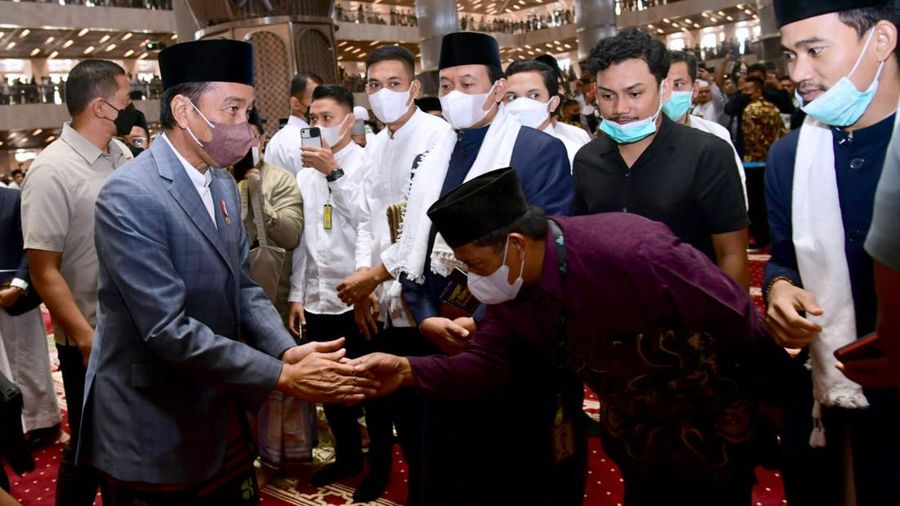 Presiden Joko Widodo beserta Ibu Iriana Joko Widodo menunaikan salat Iduladha 1443 Hijriah di Masjid Istiqlal, Jakarta, pada Minggu, 10 Juli 2022. Presiden Jokowi memaknai hari raya Iduladha sebagai sebuah ketauhidan dan aktivitas untuk menebarkan kebaikan serta kebahagian kepada sesama umat.  (Biro Pers Sekretarat Presiden RI)