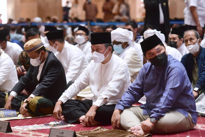 Presiden Joko Widodo beserta Ibu Iriana Joko Widodo menunaikan salat Iduladha 1443 Hijriah di Masjid Istiqlal, Jakarta, pada Minggu, 10 Juli 2022. Presiden Jokowi memaknai hari raya Iduladha sebagai sebuah ketauhidan dan aktivitas untuk menebarkan kebaikan serta kebahagian kepada sesama umat.  (Biro Pers Sekretarat Presiden RI)