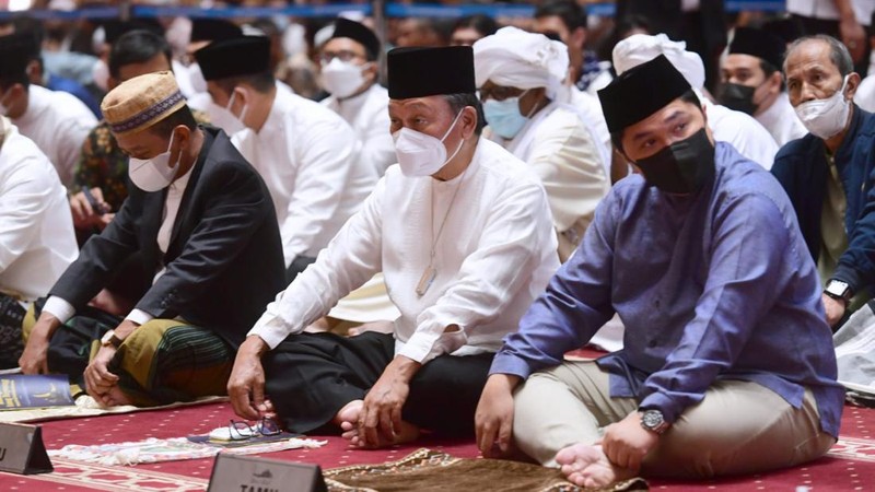 Presiden Joko Widodo beserta Ibu Iriana Joko Widodo menunaikan salat Iduladha 1443 Hijriah di Masjid Istiqlal, Jakarta, pada Minggu, 10 Juli 2022. Presiden Jokowi memaknai hari raya Iduladha sebagai sebuah ketauhidan dan aktivitas untuk menebarkan kebaikan serta kebahagian kepada sesama umat.  (Biro Pers Sekretarat Presiden RI)