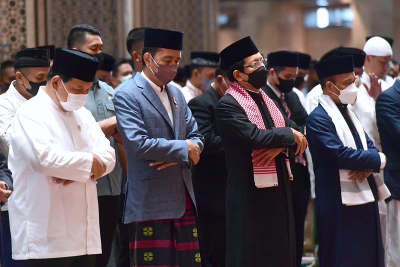 Presiden Joko Widodo beserta Ibu Iriana Joko Widodo menunaikan salat Iduladha 1443 Hijriah di Masjid Istiqlal, Jakarta, pada Minggu, 10 Juli 2022. Presiden Jokowi memaknai hari raya Iduladha sebagai sebuah ketauhidan dan aktivitas untuk menebarkan kebaikan serta kebahagian kepada sesama umat.  (Biro Pers Sekretarat Presiden RI)