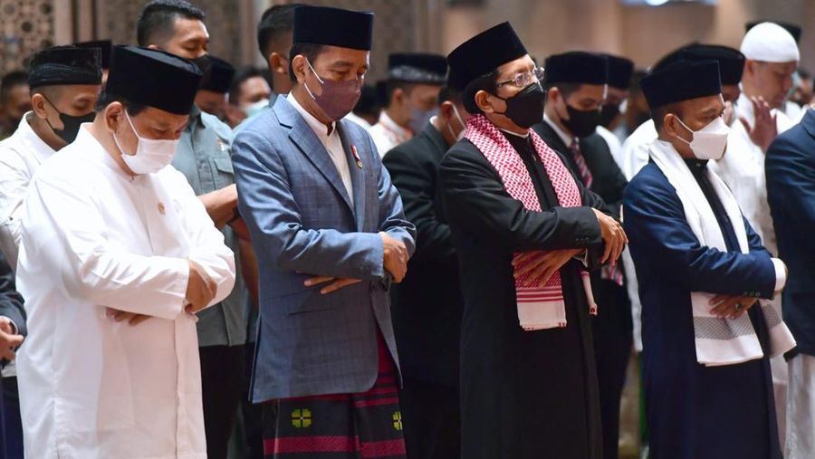 Presiden Joko Widodo beserta Ibu Iriana Joko Widodo menunaikan salat Iduladha 1443 Hijriah di Masjid Istiqlal, Jakarta, pada Minggu, 10 Juli 2022. Presiden Jokowi memaknai hari raya Iduladha sebagai sebuah ketauhidan dan aktivitas untuk menebarkan kebaikan serta kebahagian kepada sesama umat.  (Biro Pers Sekretarat Presiden RI)