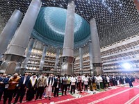 Potret Jokowi Tunaikan Salat Iduladha di Masjid Istiqlal
