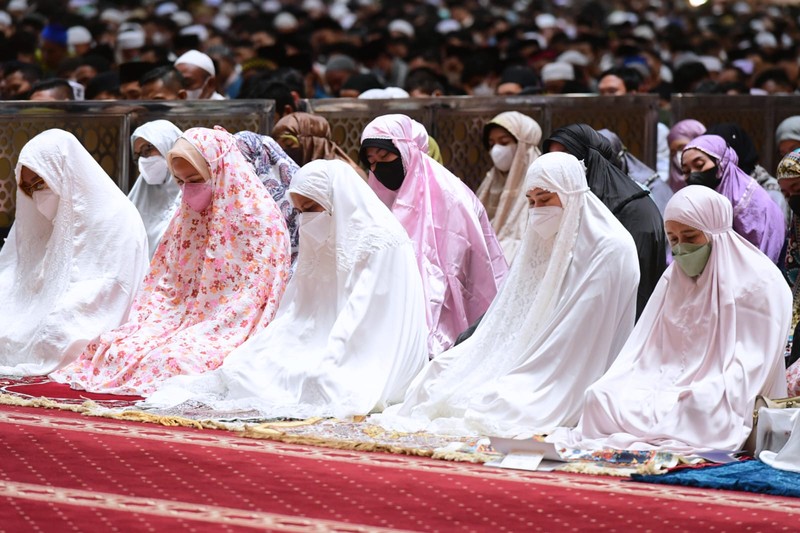 Presiden Joko Widodo beserta Ibu Iriana Joko Widodo menunaikan salat Iduladha 1443 Hijriah di Masjid Istiqlal, Jakarta, pada Minggu, 10 Juli 2022. Presiden Jokowi memaknai hari raya Iduladha sebagai sebuah ketauhidan dan aktivitas untuk menebarkan kebaikan serta kebahagian kepada sesama umat.  (Biro Pers Sekretarat Presiden RI)