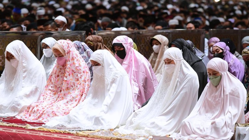 Presiden Joko Widodo beserta Ibu Iriana Joko Widodo menunaikan salat Iduladha 1443 Hijriah di Masjid Istiqlal, Jakarta, pada Minggu, 10 Juli 2022. Presiden Jokowi memaknai hari raya Iduladha sebagai sebuah ketauhidan dan aktivitas untuk menebarkan kebaikan serta kebahagian kepada sesama umat.  (Biro Pers Sekretarat Presiden RI)