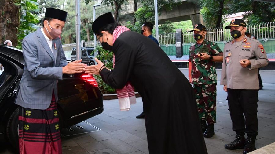Presiden Joko Widodo beserta Ibu Iriana Joko Widodo menunaikan salat Iduladha 1443 Hijriah di Masjid Istiqlal, Jakarta, pada Minggu, 10 Juli 2022. Presiden Jokowi memaknai hari raya Iduladha sebagai sebuah ketauhidan dan aktivitas untuk menebarkan kebaikan serta kebahagian kepada sesama umat.  (Biro Pers Sekretarat Presiden RI)