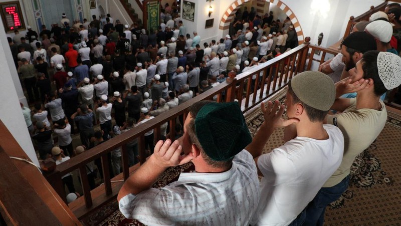 Muslim pilgrims walk to cast stones at a pillar in the symbolic stoning of the devil, during the last rite of the annual hajj, and the first day of Eid al-Adha, in Mina near the city of Mecca, Saudi Arabia, Saturday, July 9, 2022. (AP Photo/Amr Nabil)