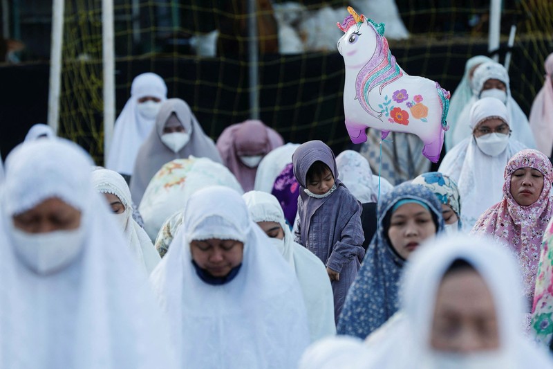 RELIGION-EID/INDONESIA A cow is pictured before being sacrificed for the Muslim holiday of Eid Al-Adha outside a mosque in Jakarta, Indonesia, July 10, 2022. REUTERS/Ajeng Dinar Ulfiana