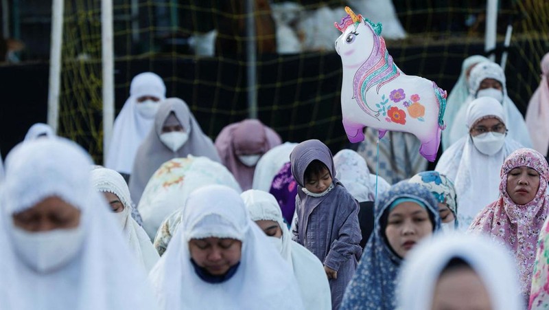 A cow is pictured before being sacrificed for the Muslim holiday of Eid Al-Adha outside a mosque in Jakarta, Indonesia, July 10, 2022. REUTERS/Ajeng Dinar Ulfiana