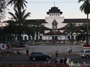 Sialnya Juan, Terjatuh dari Atap Masjid Gesat karena Tak Pakai Pelindung