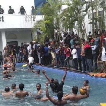 Penampakan Massa yang Bobol Istana Presiden Sri Lanka