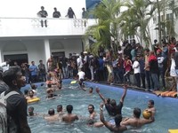 Penampakan Massa yang Bobol Istana Presiden Sri Lanka