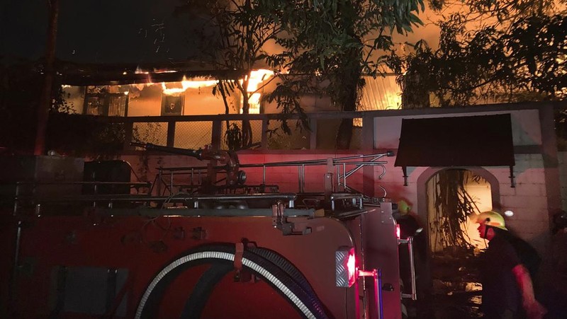 A fire burns at Prime Minister Ranil Wickremesinghe's house, after it was set on fire by protestors, amid the country's economic crisis, in Colombo, Sri Lanka, July 9, 2022 in this screen grab obtained from social media video. Pradas S Agnya/via REUTERS  THIS IMAGE HAS BEEN SUPPLIED BY A THIRD PARTY. MANDATORY CREDIT.