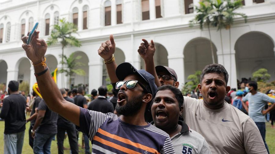 Demonstrators protest inside the President's House premises, after President Gotabaya Rajapaksa fled, amid the country's economic crisis, in Colombo, Sri Lanka July 9, 2022. REUTERS/Dinuka Liyanawatte