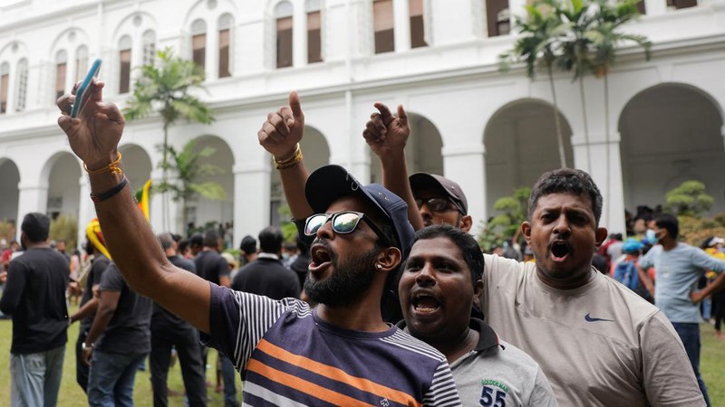 Demonstrators protest inside the President's House premises, after President Gotabaya Rajapaksa fled, amid the country's economic crisis, in Colombo, Sri Lanka, July 9, 2022. REUTERS/Dinuka Liyanawatte