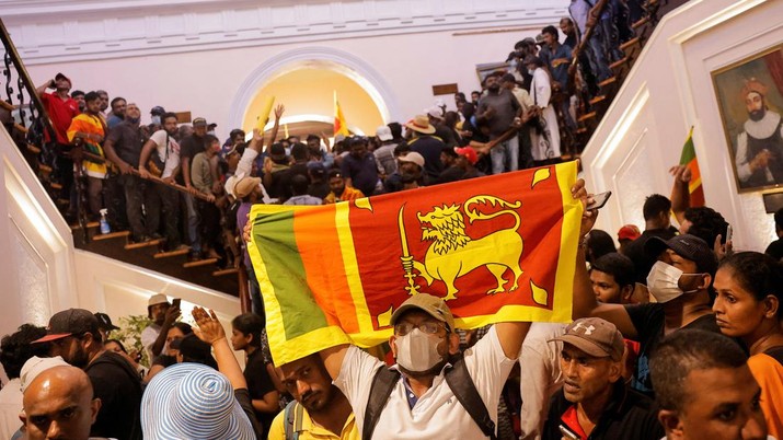 Demonstrators protest inside the President's House, after President Gotabaya Rajapaksa fled, amid the country's economic crisis, in Colombo, Sri Lanka July 9, 2022. REUTERS/Dinuka Liyanawatte