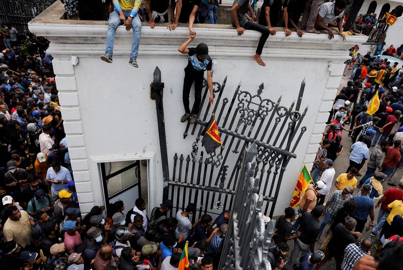 SRI LANKA-CRISIS/ Demonstrators protest inside the President's House premises, after President Gotabaya Rajapaksa fled, amid the country's economic crisis, in Colombo, Sri Lanka, July 9, 2022. REUTERS/Dinuka Liyanawatte