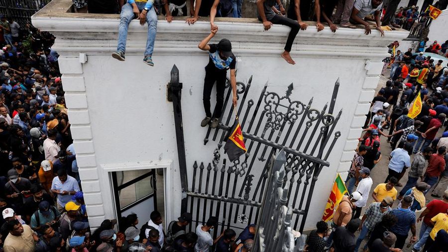 Demonstrators protest inside the President's House premises, after President Gotabaya Rajapaksa fled, amid the country's economic crisis, in Colombo, Sri Lanka, July 9, 2022. REUTERS/Dinuka Liyanawatte