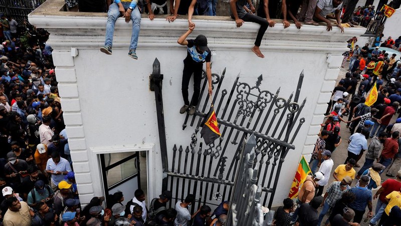 Demonstrators protest inside the President's House premises, after President Gotabaya Rajapaksa fled, amid the country's economic crisis, in Colombo, Sri Lanka, July 9, 2022. REUTERS/Dinuka Liyanawatte
