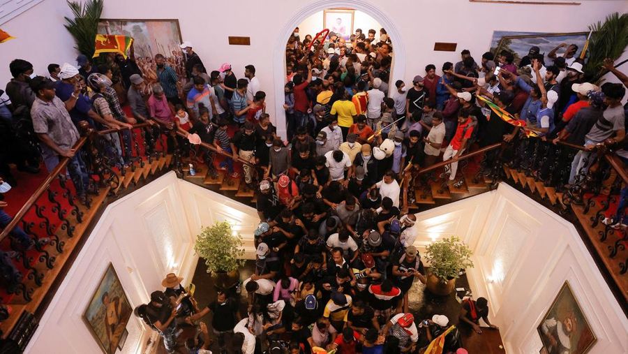 Demonstrators protest inside the President's House premises, after President Gotabaya Rajapaksa fled, amid the country's economic crisis, in Colombo, Sri Lanka, July 9, 2022. REUTERS/Dinuka Liyanawatte