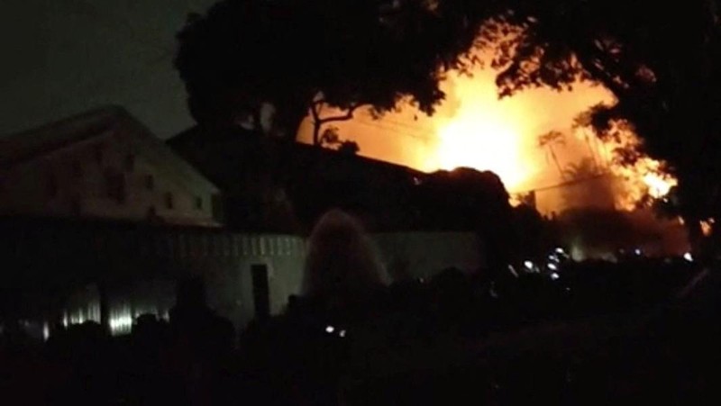 A fire burns at Prime Minister Ranil Wickremesinghe's house, after it was set on fire by protestors, amid the country's economic crisis, in Colombo, Sri Lanka, July 9, 2022 in this screen grab obtained from social media video. Pradas S Agnya/via REUTERS  THIS IMAGE HAS BEEN SUPPLIED BY A THIRD PARTY. MANDATORY CREDIT.