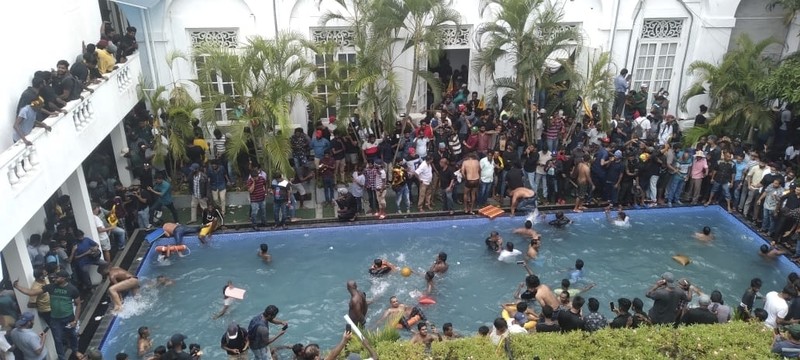 SRI LANKA-CRISIS/ Demonstrators protest inside the President's House premises, after President Gotabaya Rajapaksa fled, amid the country's economic crisis, in Colombo, Sri Lanka, July 9, 2022. REUTERS/Dinuka Liyanawatte