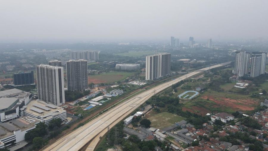 Foto udara suasana ruas tol Serpong-Balaraja di kawasan Serpong, Tangerang Selatan, Banten, Senin (11/7/2022). Badan Pengatur Jalan Tol (BPJT) Kementerian PUPR telah melaksanakan Uji Laik Fungsi (ULF) dan Uji Laik Operasi (ULO) Tol Serpong-Balaraja (Serbaraja) seksi 1A sepanjang 5,15 km pada 23-24 Juni lalu. (CNBC Indonesia/Andrean Kristianto))