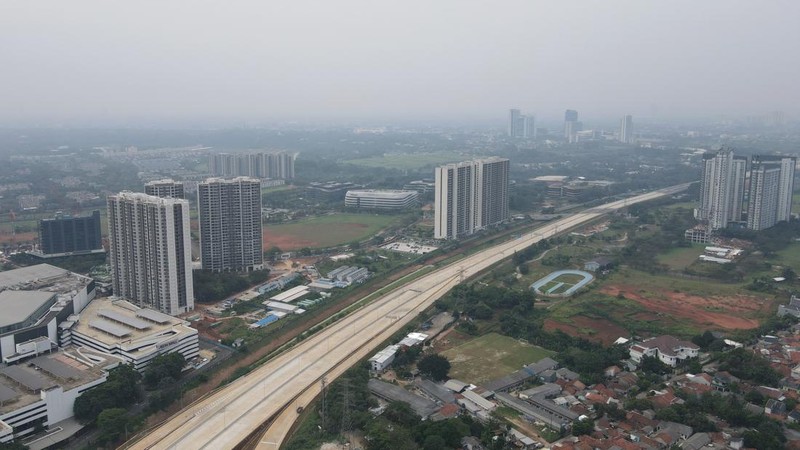 Foto udara suasana ruas tol Serpong-Balaraja di kawasan Serpong, Tangerang Selatan, Banten, Senin (11/7/2022). Badan Pengatur Jalan Tol (BPJT) Kementerian PUPR telah melaksanakan Uji Laik Fungsi (ULF) dan Uji Laik Operasi (ULO) Tol Serpong-Balaraja (Serbaraja) seksi 1A sepanjang 5,15 km pada 23-24 Juni lalu. (CNBC Indonesia/Andrean Kristianto))