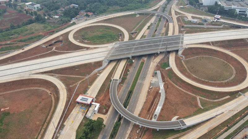 Foto udara suasana ruas tol Serpong-Balaraja di kawasan Serpong, Tangerang Selatan, Banten, Senin (11/7/2022). Badan Pengatur Jalan Tol (BPJT) Kementerian PUPR telah melaksanakan Uji Laik Fungsi (ULF) dan Uji Laik Operasi (ULO) Tol Serpong-Balaraja (Serbaraja) seksi 1A sepanjang 5,15 km pada 23-24 Juni lalu. (CNBC Indonesia/Andrean Kristianto))