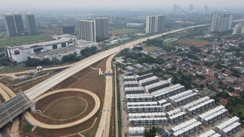 Foto udara suasana ruas tol Serpong-Balaraja di kawasan Serpong, Tangerang Selatan, Banten, Senin (11/7/2022). Badan Pengatur Jalan Tol (BPJT) Kementerian PUPR telah melaksanakan Uji Laik Fungsi (ULF) dan Uji Laik Operasi (ULO) Tol Serpong-Balaraja (Serbaraja) seksi 1A sepanjang 5,15 km pada 23-24 Juni lalu. (CNBC Indonesia/Andrean Kristianto))