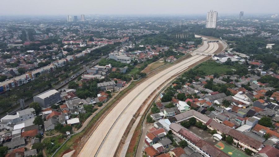 Foto udara suasana ruas tol Serpong-Balaraja di kawasan Serpong, Tangerang Selatan, Banten, Senin (11/7/2022). Badan Pengatur Jalan Tol (BPJT) Kementerian PUPR telah melaksanakan Uji Laik Fungsi (ULF) dan Uji Laik Operasi (ULO) Tol Serpong-Balaraja (Serbaraja) seksi 1A sepanjang 5,15 km pada 23-24 Juni lalu. (CNBC Indonesia/Andrean Kristianto)