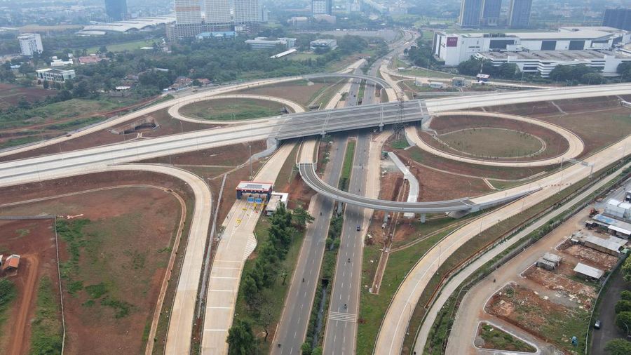 Foto udara suasana ruas tol Serpong-Balaraja di kawasan Serpong, Tangerang Selatan, Banten, Senin (11/7/2022). Badan Pengatur Jalan Tol (BPJT) Kementerian PUPR telah melaksanakan Uji Laik Fungsi (ULF) dan Uji Laik Operasi (ULO) Tol Serpong-Balaraja (Serbaraja) seksi 1A sepanjang 5,15 km pada 23-24 Juni lalu. (CNBC Indonesia/Andrean Kristianto))
