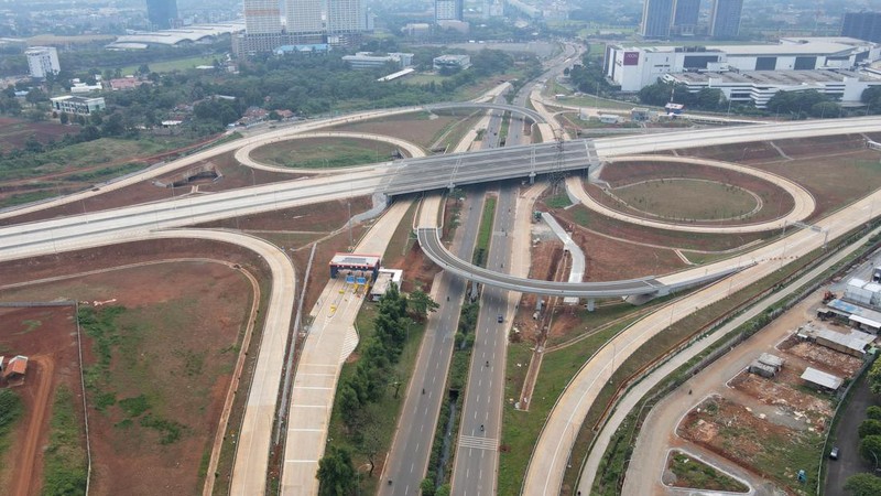 Foto udara suasana ruas tol Serpong-Balaraja di kawasan Serpong, Tangerang Selatan, Banten, Senin (11/7/2022). Badan Pengatur Jalan Tol (BPJT) Kementerian PUPR telah melaksanakan Uji Laik Fungsi (ULF) dan Uji Laik Operasi (ULO) Tol Serpong-Balaraja (Serbaraja) seksi 1A sepanjang 5,15 km pada 23-24 Juni lalu. (CNBC Indonesia/Andrean Kristianto))