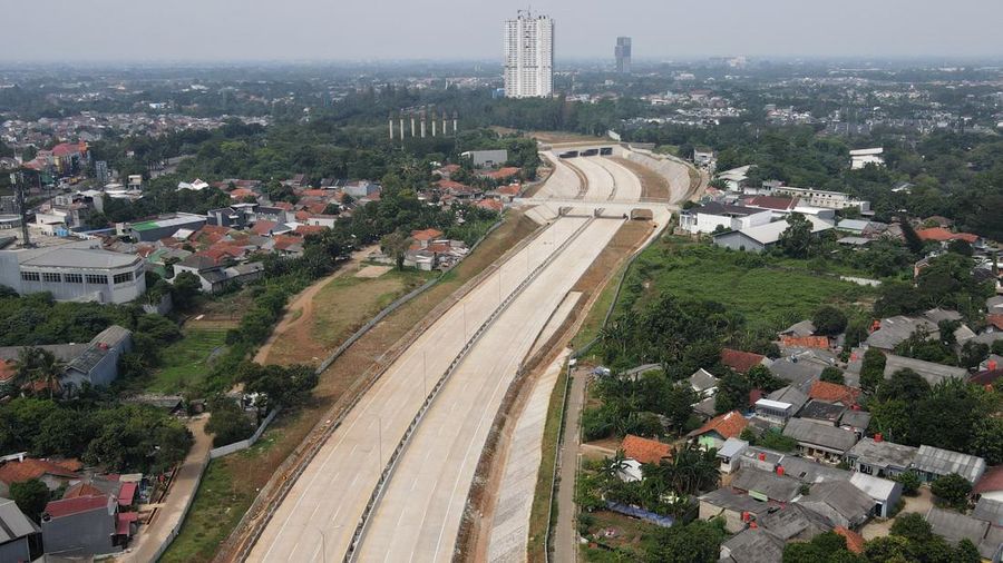 Foto udara suasana ruas tol Serpong-Balaraja di kawasan Serpong, Tangerang Selatan, Banten, Senin (11/7/2022). Badan Pengatur Jalan Tol (BPJT) Kementerian PUPR telah melaksanakan Uji Laik Fungsi (ULF) dan Uji Laik Operasi (ULO) Tol Serpong-Balaraja (Serbaraja) seksi 1A sepanjang 5,15 km pada 23-24 Juni lalu. (CNBC Indonesia/Andrean Kristianto))