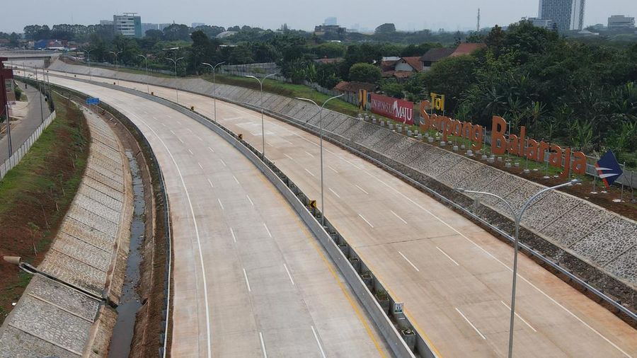 Foto udara suasana ruas tol Serpong-Balaraja di kawasan Serpong, Tangerang Selatan, Banten, Senin (11/7/2022). Badan Pengatur Jalan Tol (BPJT) Kementerian PUPR telah melaksanakan Uji Laik Fungsi (ULF) dan Uji Laik Operasi (ULO) Tol Serpong-Balaraja (Serbaraja) seksi 1A sepanjang 5,15 km pada 23-24 Juni lalu. (CNBC Indonesia/Andrean Kristianto))
