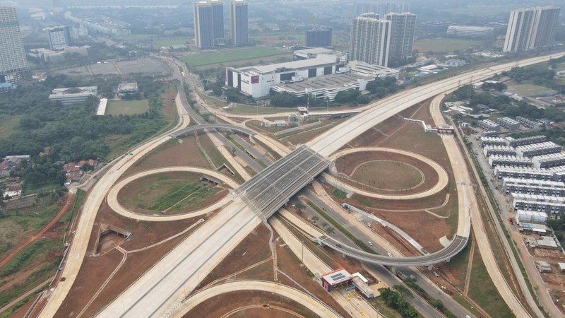 Foto udara suasana ruas tol Serpong-Balaraja di kawasan Serpong, Tangerang Selatan, Banten, Senin (11/7/2022). Badan Pengatur Jalan Tol (BPJT) Kementerian PUPR telah melaksanakan Uji Laik Fungsi (ULF) dan Uji Laik Operasi (ULO) Tol Serpong-Balaraja (Serbaraja) seksi 1A sepanjang 5,15 km pada 23-24 Juni lalu. (CNBC Indonesia/Andrean Kristianto))