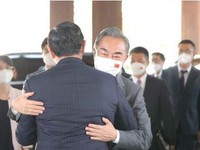 Hubungan RI-China Kian Akrab, Luhut Peluk Menlu Wang Yi