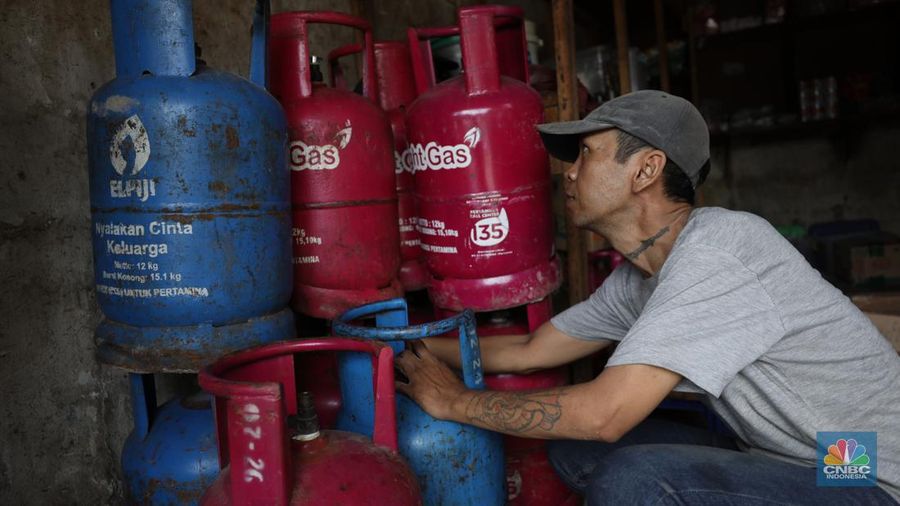 Pekerja mengangkut gas elpiji 12 kg di kawasan Jakarta, Senin (11/7/2022). PT Pertamina (Persero) menetapkan harga terkini Bright Gas 5,5 kg menjadi Rp 100.000 dan Bright Gas 12 kg/Elpiji 12 kg menjadi Rp 213.000. (վ/Tri Susilo)