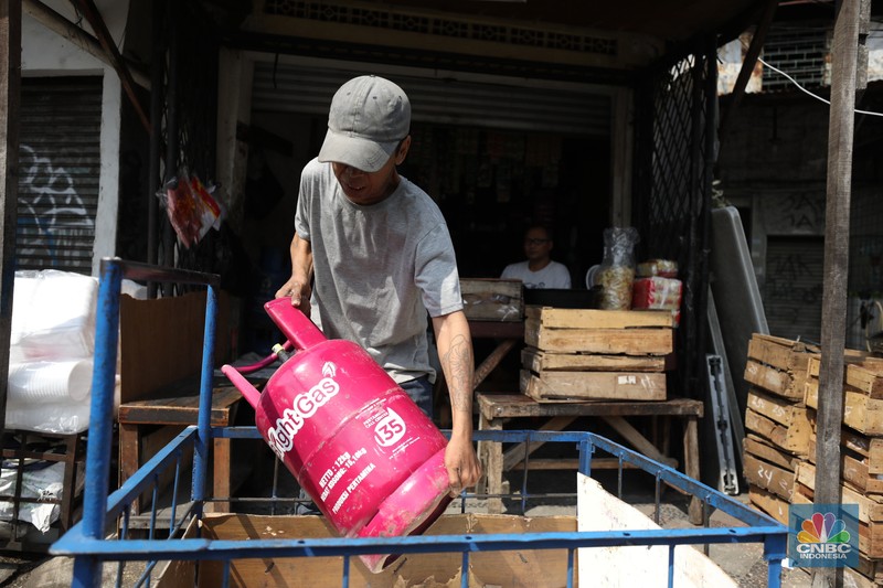 Pekerja mengangkut gas elpiji 12 kg di kawasan Jakarta, Senin (11/7/2022). PT Pertamina (Persero) menetapkan harga terkini Bright Gas 5,5 kg menjadi Rp 100.000 dan Bright Gas 12 kg/Elpiji 12 kg menjadi Rp 213.000. (CNBC Indonesia/Tri Susilo)