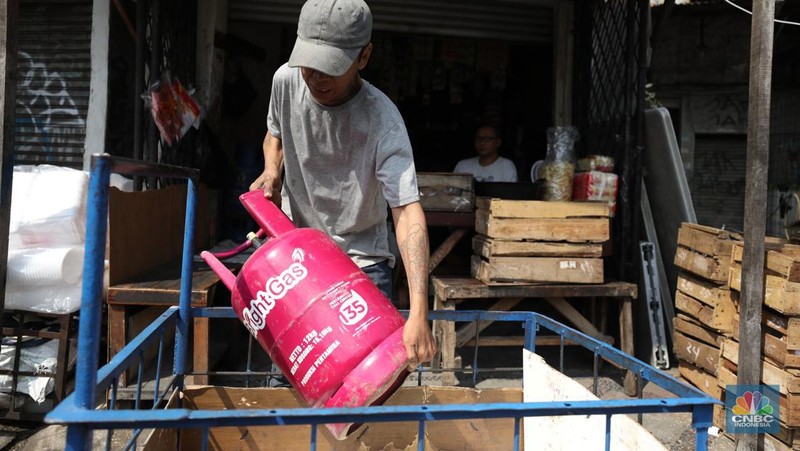 Pekerja mengangkut gas elpiji 12 kg di kawasan Jakarta, Senin (11/7/2022). PT Pertamina (Persero) menetapkan harga terkini Bright Gas 5,5 kg menjadi Rp 100.000 dan Bright Gas 12 kg/Elpiji 12 kg menjadi Rp 213.000. (CNBC Indonesia/Tri Susilo)
