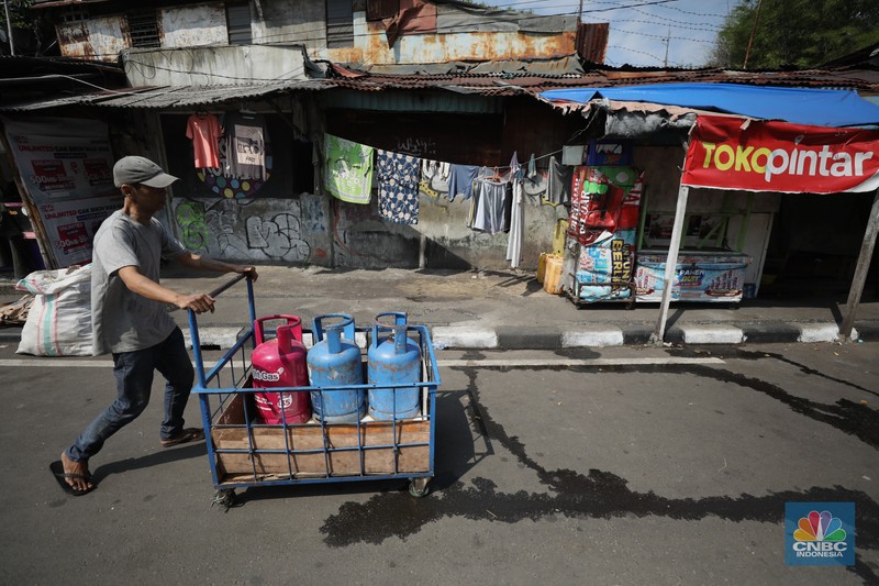 Pekerja mengangkut gas elpiji 12 kg di kawasan Jakarta, Senin (11/7/2022). PT Pertamina (Persero) menetapkan harga terkini Bright Gas 5,5 kg menjadi Rp 100.000 dan Bright Gas 12 kg/Elpiji 12 kg menjadi Rp 213.000. (CNBC Indonesia/Tri Susilo) Pekerja mengangkut gas elpiji 12 kg di kawasan Jakarta, Senin (11/7/2022). PT Pertamina (Persero) menetapkan harga terkini Bright Gas 5,5 kg menjadi Rp 100.000 dan Bright Gas 12 kg/Elpiji 12 kg menjadi Rp 213.000. (CNBC Indonesia/Tri Susilo)