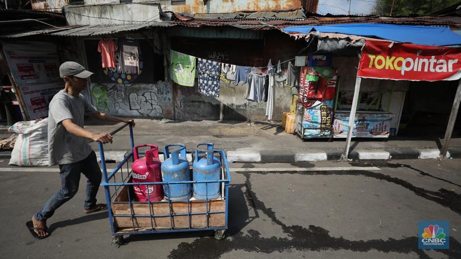 Pekerja mengangkut gas elpiji 12 kg di kawasan Jakarta, Senin (11/7/2022). PT Pertamina (Persero) menetapkan harga terkini Bright Gas 5,5 kg menjadi Rp 100.000 dan Bright Gas 12 kg/Elpiji 12 kg menjadi Rp 213.000. (վ/Tri Susilo)